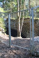 Gruveområdet er gjerda inn av sikkerhetshensyn, men portene er ulåst. Foto: Chris Nyborg (2014).