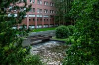 Sognsvannsbekken like sør for Ring 3 med SINTEF-bygget i bakgrunnen. Foto: Leif-Harald Ruud (2015)