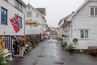 Hvite trehus preger strandstedet Sokndalsstrand. Foto: Leif-Harald Ruud (2012).