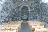 Interiøret sett gjennom glassdør. Foto: Chris Nyborg (2018).