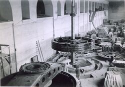 Turbinene monteres i maskinhallen. Foto: NVE (1923).