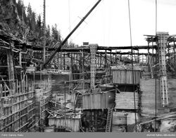 Kraftverket under bygging. Foto: Hans Ganes/Østfold fylkes billedarkiv (1922).