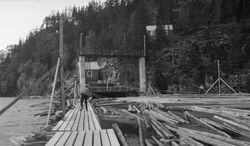 Inntaket til tømmertunnelen, sett fra flåtegangen som utgjorde den østre lensearmen. Foto: Anno Norsk Skogmuseum (1924).