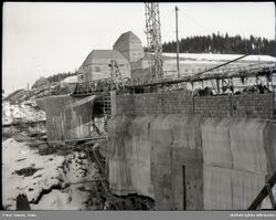Kraftverket under bygging. Foto: Hans Ganes/Østfold fylkes billedarkiv (1922).