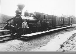 Banens damplokomotiv med tre vogner. Foto: Norsk Jernbanemuseum (1923).