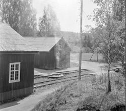 Holdeplass på Solbergfoss med vognhallen. Foto: Carl Frederik Thorsager/Museene i Akershus (1967).
