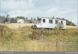 «Gamla» blir overført til Askim 23. august 1969, her mellom Solbergfoss og Tømt. Foto: Ulf Arne Berntsen/Norsk Jernbanemuseum (1969).