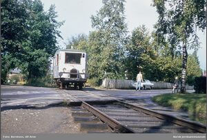 Solbergfossbanens motorvogn Gamla planovergang Trøgstadveien.jpg