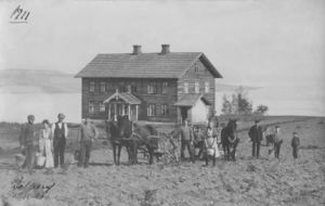 Solbjør 1911 potetopptaking.jpg