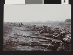 Soldater_i_skytestilling_med_bajonnetter_-_no-nb_digifoto_20160415_00240_bldsa_EYDE00090