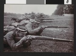 Soldater_på_skytebane_-_no-nb_digifoto_20160415_00243_bldsa_EYDE00093