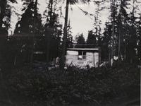 Hus under oppføring på Solemskogen. Foto: Ukjent / Riksantikvaren (1907)