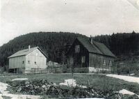 Solheim under gnr. 92 Midtgarden. Ved skyldsettinga 1936. I uthuset er stovebygningen frå Søberg nytta som fjøs. Ukjend fotograf.