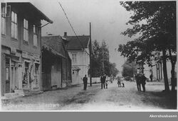 Solheimsgata 2 til venstre med Karl P. Thorstensen på skiltet, datert rundt 1915-1920.