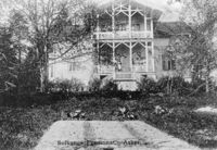 Bildet må være tatt før den store internatbygningen ble oppført i 1911.