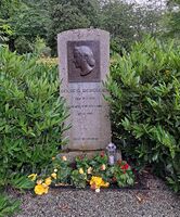 Solveig Bergsliens bauta med beplantning omkring. Foto: Eva Rogneflåten (2023)