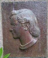 Portrettrelieff av Solveig Bergslien på hennes gravstein. Foto: Eva Rogneflåten (2023)