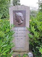 Solveig Bergsliens bauta med innskripsjon. Foto: Eva Rogneflåten (2023)