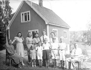 Sommersol i Frøtvedtveien, Åros (RBH-1767).jpg