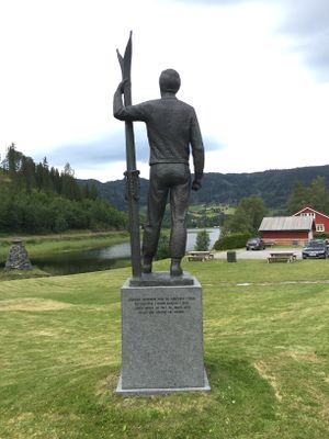 Sondre Norheim statue Morgedal bakfra 2015.JPG