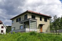 Barndomshjemmet til Dronning Sonja (Sonja Haraldsen), arkitekt Ernst Motzfeldt. Huset sto opprinnelig i Tuengen allé i Oslo, men er flytta til Maihaugen. Foto: Trond Nygård (2019).