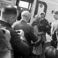 Kronprins Olav og Sonja Henie benyttet rutetilbudet på Kjeller. Her ønskes hele Norges Sonja velkommen til Norge sommeren 1938. På flydørens innside ses ruten angitt: London-Hamburg-Kopenhagen-Gotenburg. Vi ser ikke det nederste navnet, som antagelig er Oslo. Foto Forsvarets mediearkiv.