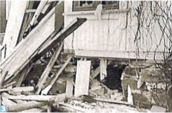 Her er hullet i sorenskrivergårdens grunnmur hvor folkene klarte å redde seg ut.