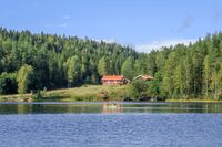 Kanopadlere på Mønevann med den tidligere husmannsplassen Sotua i bakgrunnen. Foto: Leif-Harald Ruud (2020).