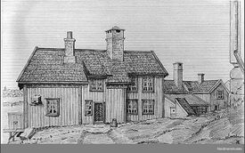 Nr. 6B, baksiden. Huset har stående panel og det er kjeller under en del av huset. Det lille huset helt til venstre på bildet er retinade, et utedo som delvis hviler på stolper. Hønebukta gikk tidligere, før dagens utfyllinger helt opp hit, og ekskrementene falt da rett i sjøen og ble skyldt bort. Tegning:J. Johnsen/Nordmøre museum (1909)