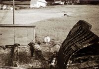 Malvin Eriksen står her i prat med Peder Håvik som periodevis arbeidde på båtbyggeriet