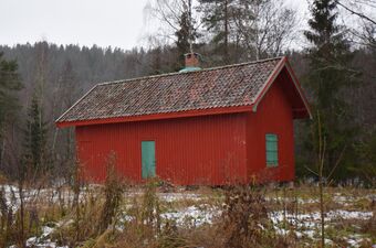 Spisebrakka ligger godt synlig like ved hovedveien. (Foto: Victor Iversen 2019)