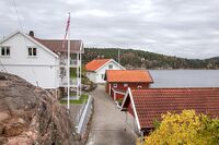 Fra Strandveien ser man over Ringdalsfjorden og inn i Sverige. Foto: Leif-Harald Ruud (2017).