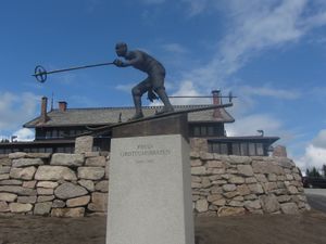 Sporten med statue av Grøttumsbråten.jpg