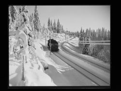 Holmenkollbanen en vinterdag mellom Lillevann og Frognerseteren. Foto: Nasjonalbiblioteket (1952–1953).