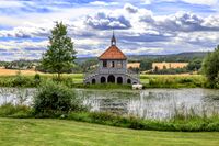 Rekonstruksjonen av lysthuset med damanlegget i forgrunnen. Foto: Leif-Harald Ruud (2022)