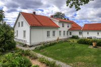 Prestegårdens hovedbygning sett fra baksiden. Foto: Leif-Harald Ruud (2022)