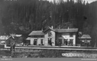 Støren stasjon noen år senere, fasade mot sporene. Mittet/Jernbanemuseet