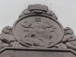 Relieff av byvåpenet på Deichmans filial på Schous plass. Foto: Stig Rune Pedersen (2012).