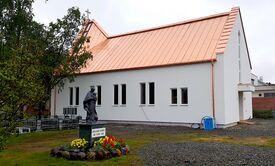 Eksteriøret, med statuen av Den hellige Josef i forgrunnen.. Foto: Elisabeth Librekt Olsen/Den katolske kirke (2019).