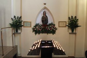 St. Olav domkirke i Oslo - Mariastatue med lysbord.JPG