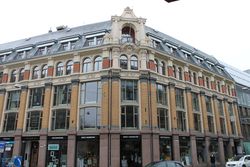 Alfheimkomplekset, St. Olavs gate 22, nybarokk hjørnebygning med fasader i delvis frilagt polykrom tegl og stukk, forretningsgård, kontorer og utstillingslokaler, 1900