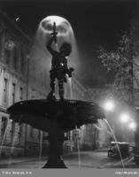 Fontenen som ble fjerna i 1957. Foto: P.A. Røstad (ca. 1950–1955)