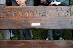 St Hansfjellet, innskrift på benkens ryggplate.