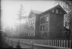 Skolebygningen Foto: Narve Skarpmoen/Nasjonalbiblioteket (1915–1930).
