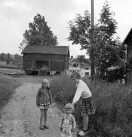 Stabburet fra 1672 var felles for de to Tangerudgårdene. Foran Tove Røtterud og Britt Søderstrøm med sin lillesøster Ruth.