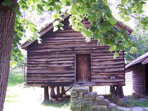 Stabbur fra Nes i Mundheim Norsk Folkemuseum 84.JPG