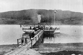Fartøyet ved Flesaker brygge nedenfor Flesaker stoppested, endestopp fram til 1910. Foto: Eiker Arkiv