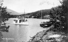 Fartøyet legger til i Eidsfoss. Foto: Eiker Arkiv (ca 1905).
