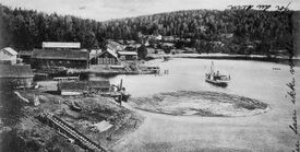 Fartøyet på vei inn mot brygga i Eidsfoss. Foto: Eiker Arkiv