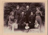 Fotografi fra sent 1890-tall av familien Stafseth. Foreldrene Peter og Kristofa i midten med Emil, som senere overtok gården, nedenfor seg. Kristine sitter helt til venstre i bildet med Petrine nedenfor. Bak ser vi Karen og Arne. Til høyre står Ingeleiv mens Jakobine (Pia) sitter. Fotografen er ukjent.